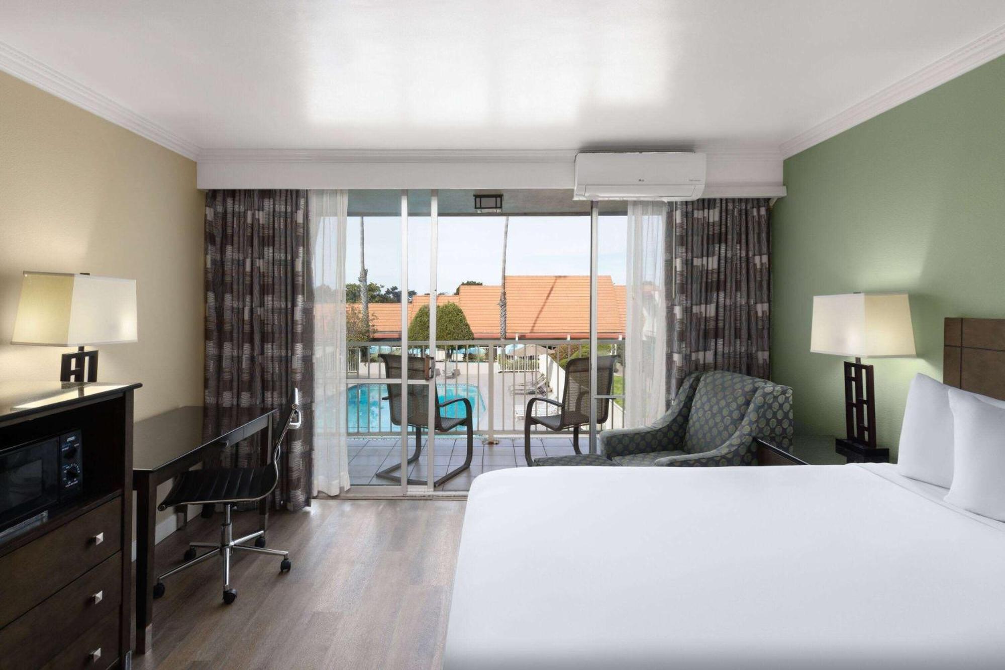 Travelodge By Wyndham Bay Hotel