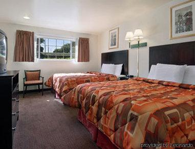 Super 8 By Wyndham Motel 2*