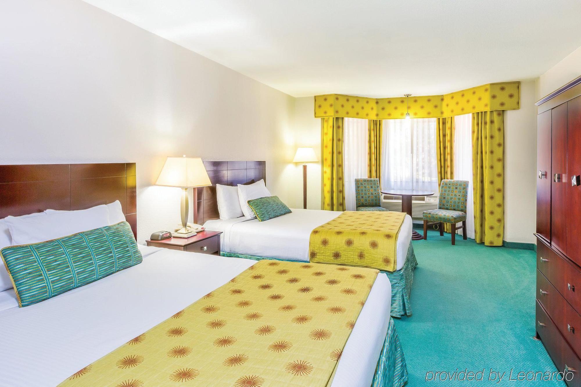 Hotel Hampton 3*