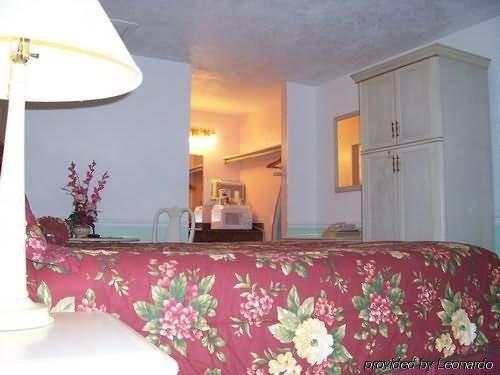 Pines Motel 2*