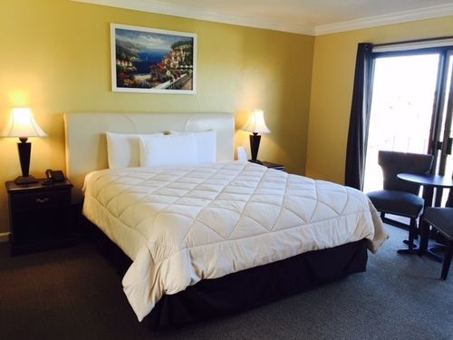 Motel By The Bay 2*