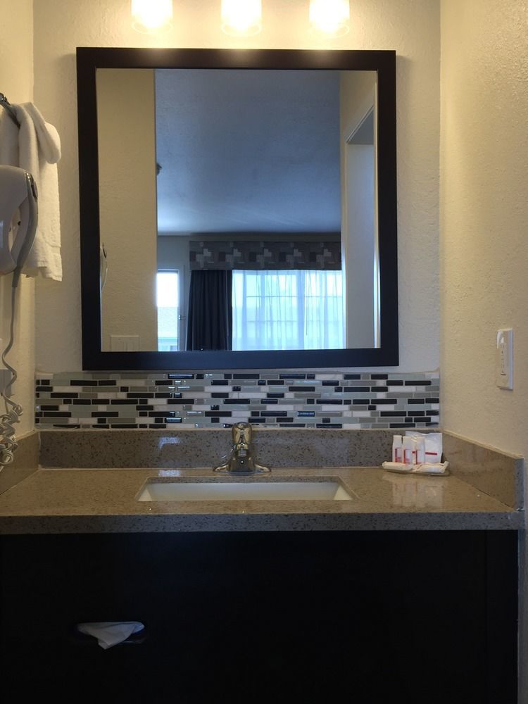 Ramada By Wyndham Hotel Monterey