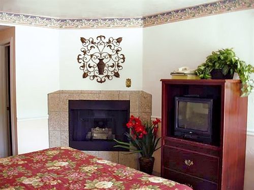 Motel Pines 2*