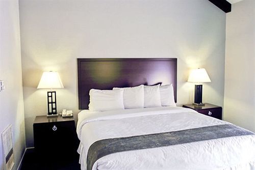 Cannery Row Hotel