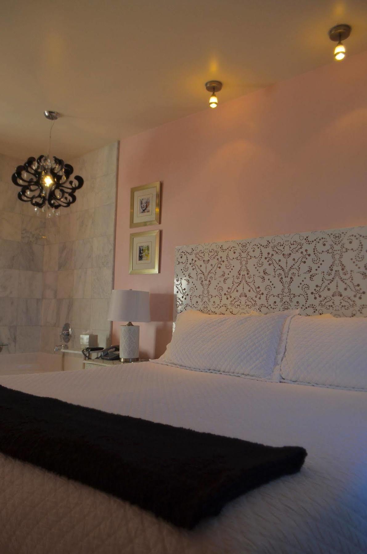 1110 (adults Only) 4*