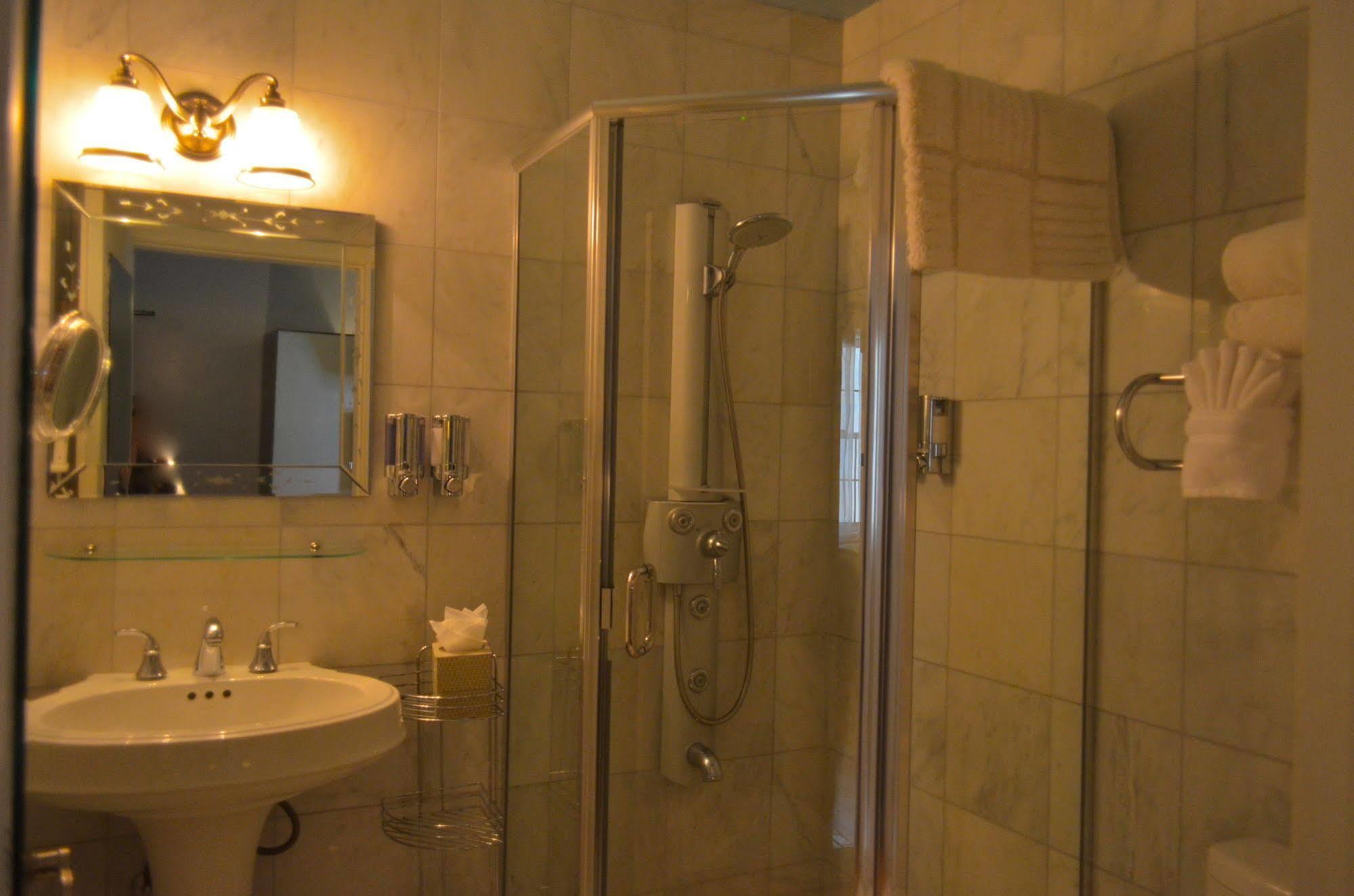 1110 (adults Only) 4*