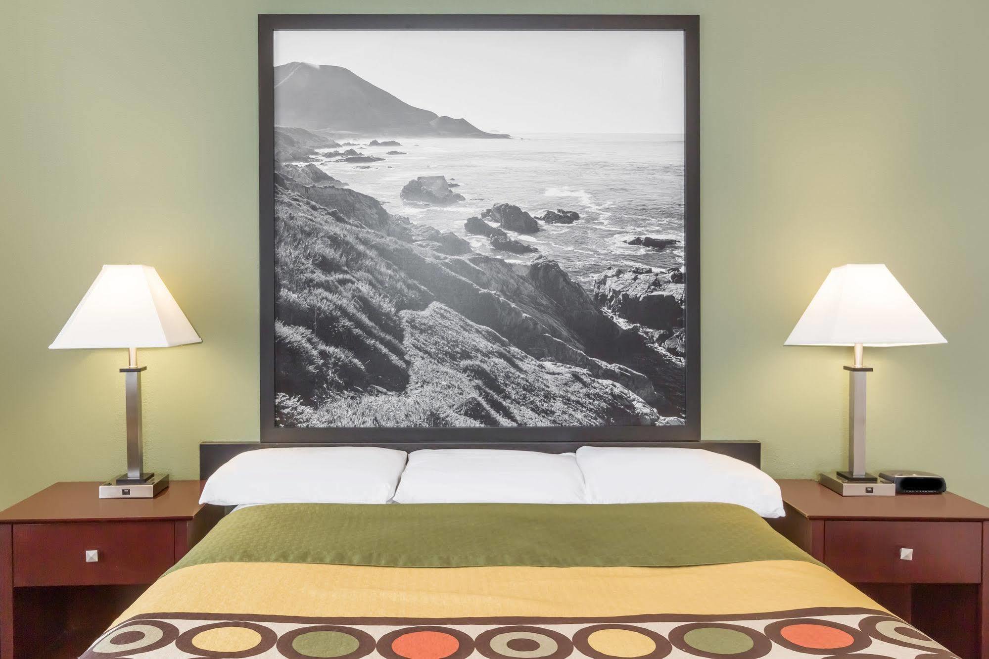 Motel Super 8 By Wyndham Monterey
