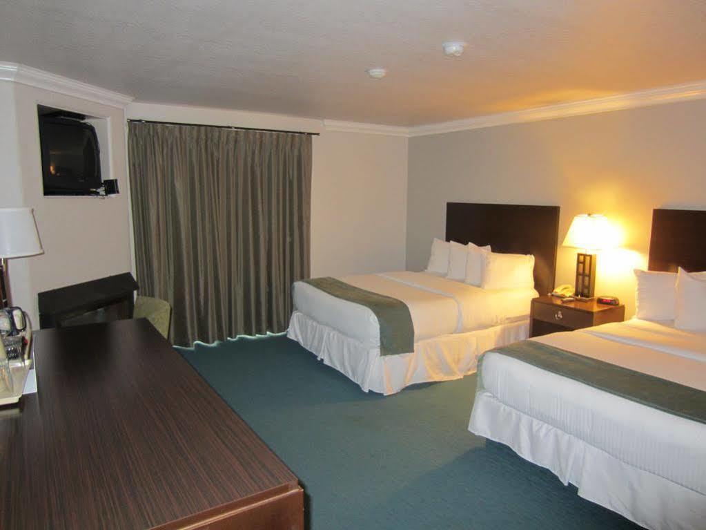 Hotel Cannery Row 2*