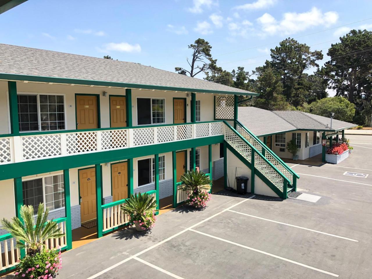 Pines 2* Monterey