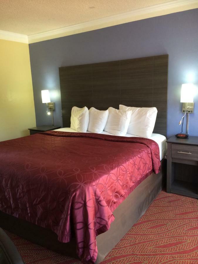 Motel Americas Value Presidents On Munras 2*