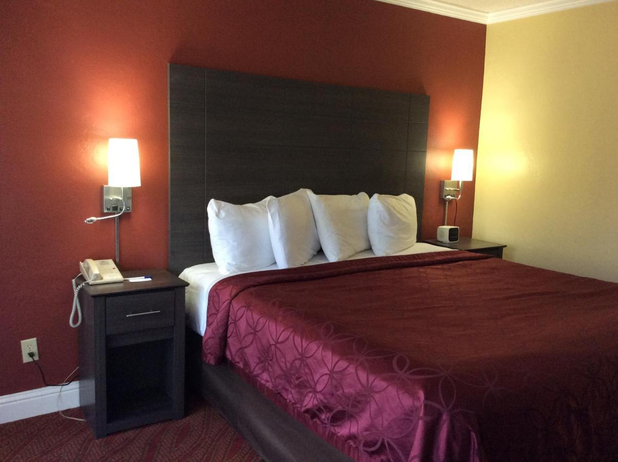 Americas Value Presidents On Munras Motel Monterey