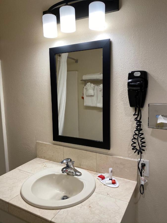 Super 8 By Wyndham Motel 2*